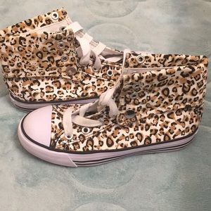 NWOT Adorable leopard/cheetah print high top shoes